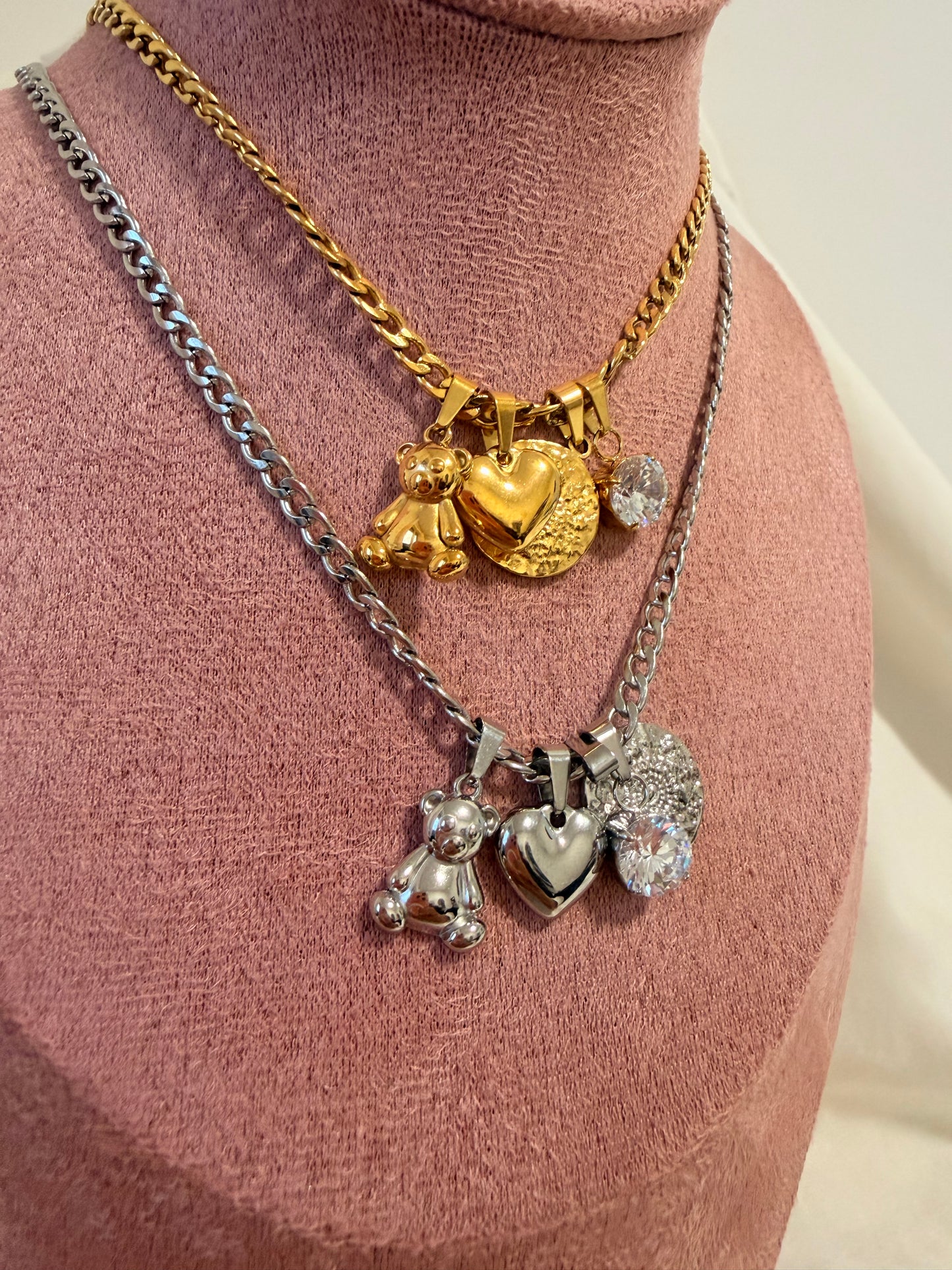 Collana Anna in acciaio inox con catena e ciondoli. In oro e argento