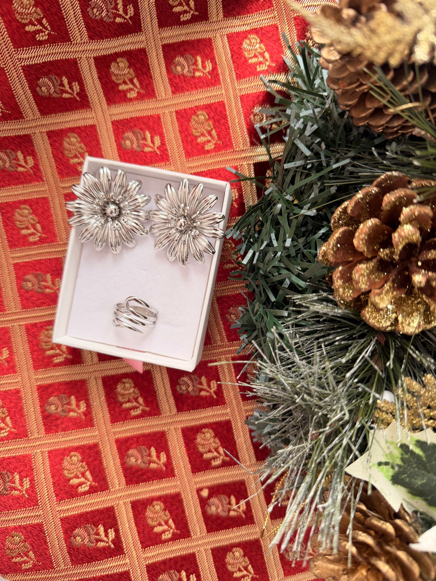 Set Natalizio: orecchini con margherite+ anello regolabile. Color argento. Acciaio inox