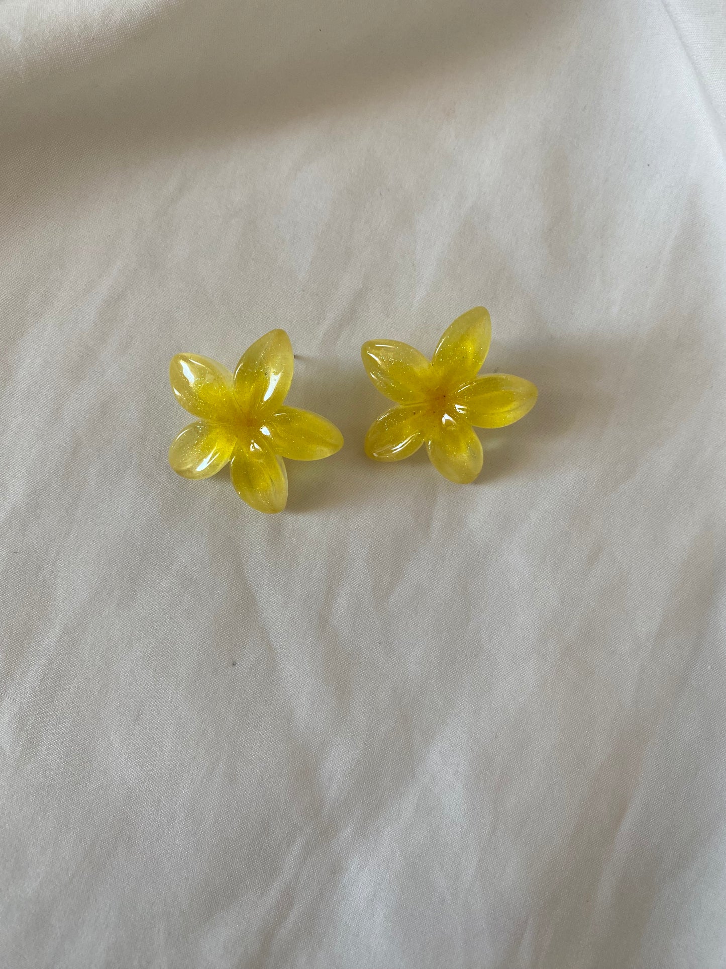 Combo orecchini + ferma capelli “FLEUR” colore giallo