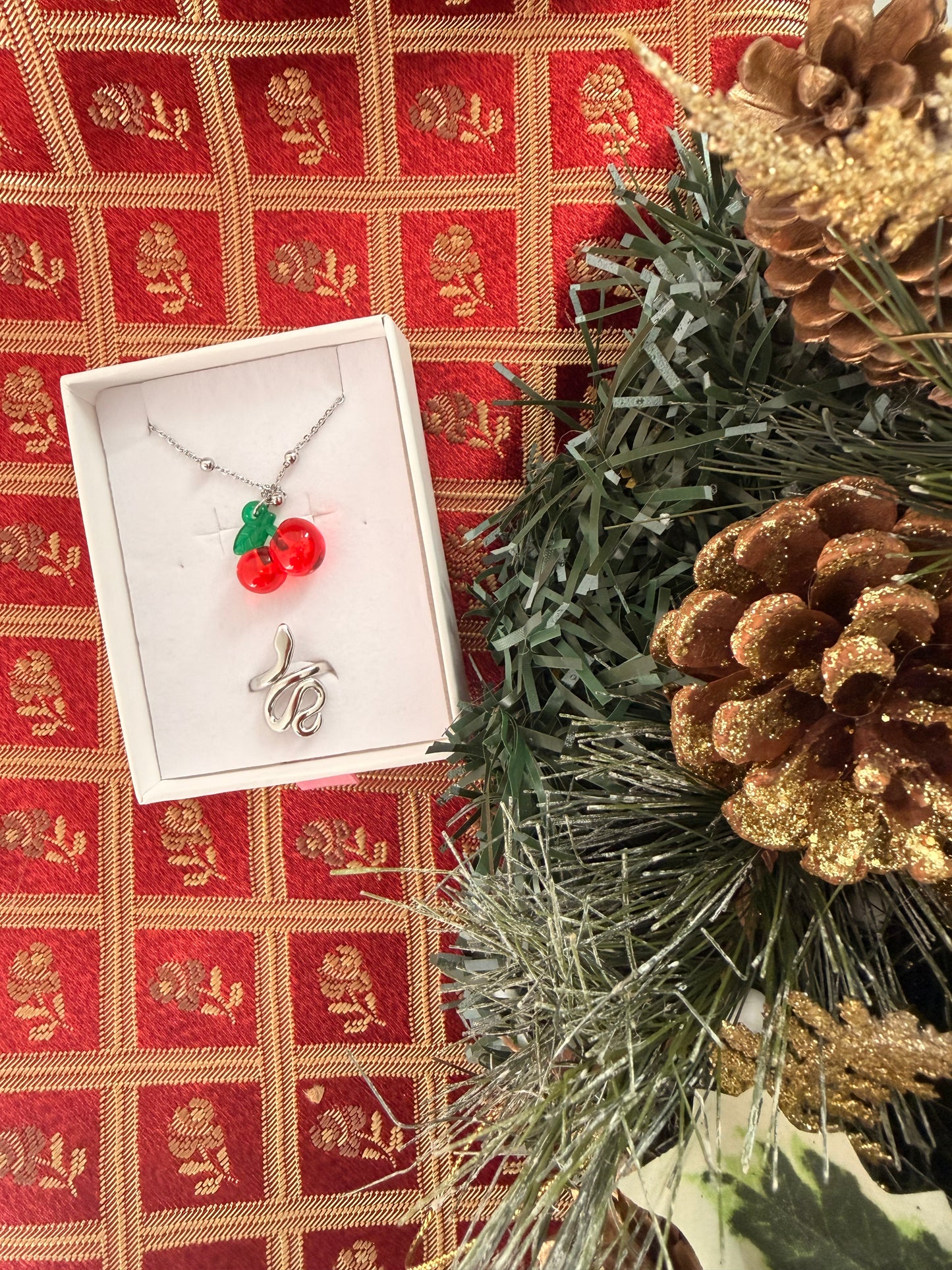 Set natalizio: bracciale con ciliegie e anello con serpente regolabile. Colore argento in acciaio inox