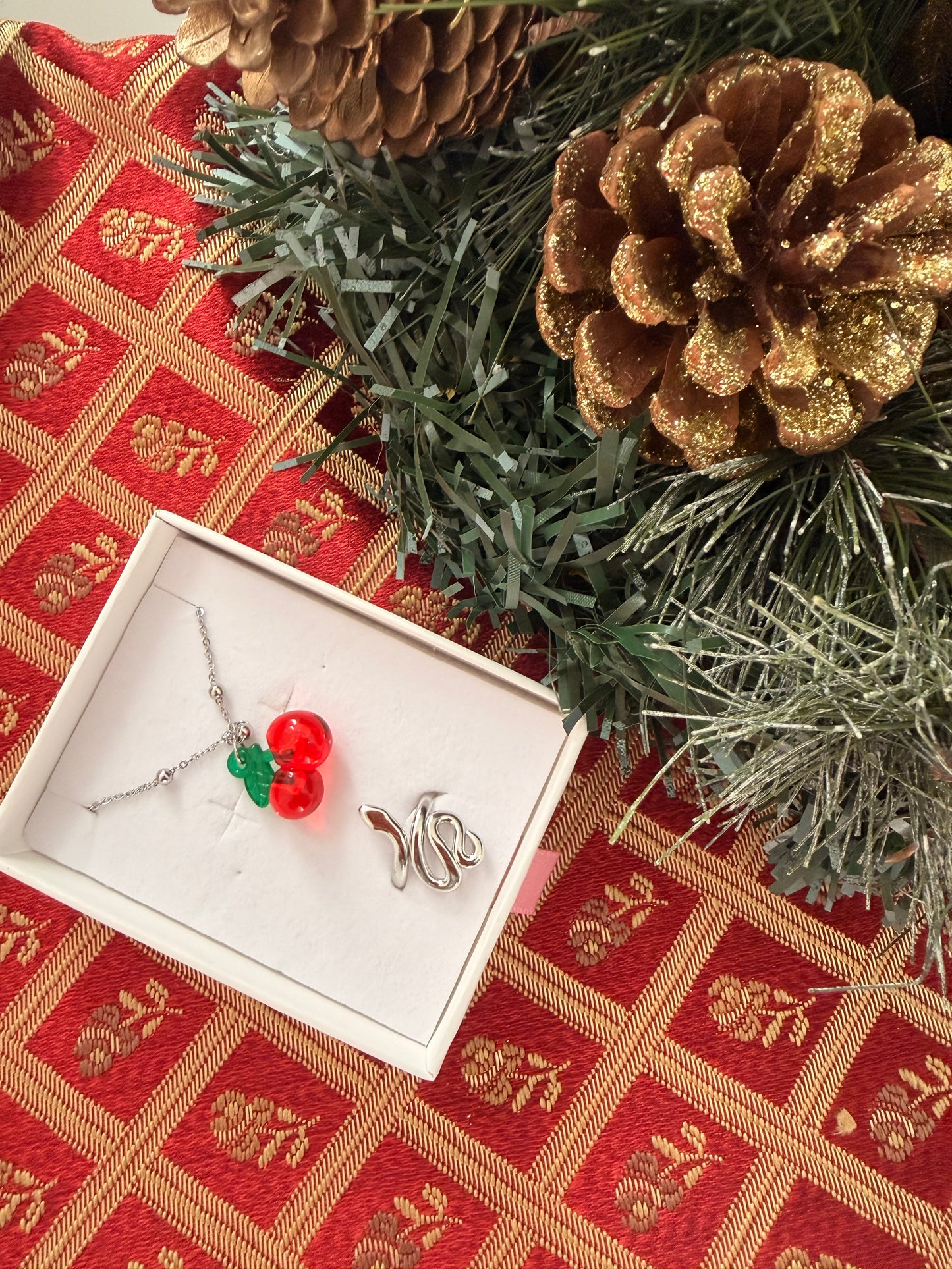 Set natalizio: bracciale con ciliegie e anello con serpente regolabile. Colore argento in acciaio inox