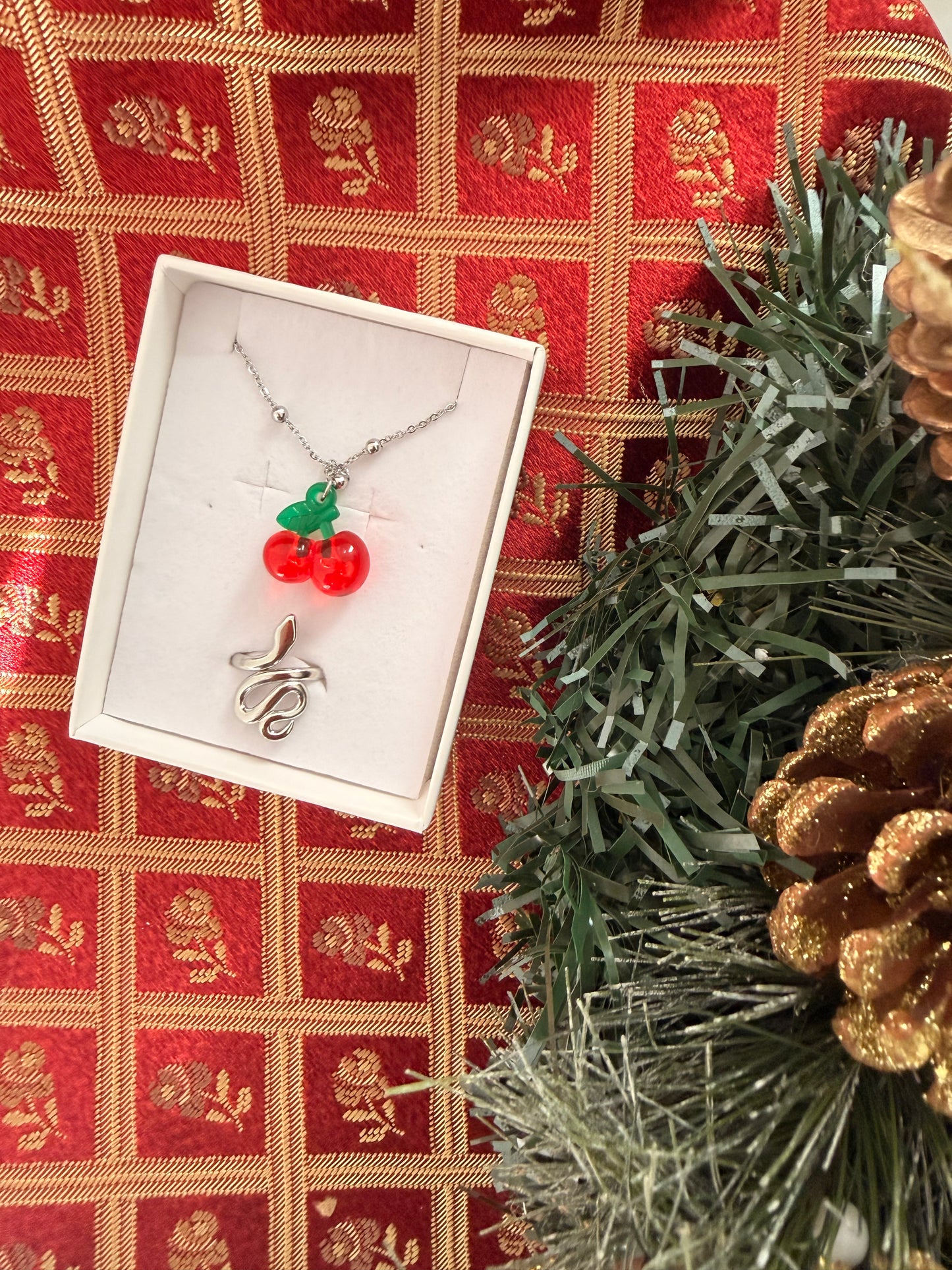 Set natalizio: bracciale con ciliegie e anello con serpente regolabile. Colore argento in acciaio inox